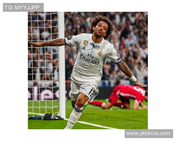 足球明星抵达新城市瞬间下飞机照片引发球迷热议与期待